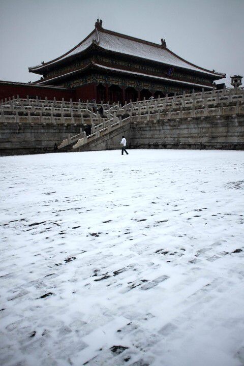 雪泥人脚<br />
照片中的哥们用自己的围巾保护着机器,哎我可怜的50D,你的主人不怎么爱惜你...