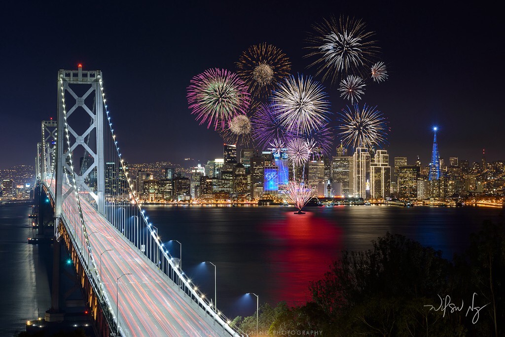 ~~~~~~~~~~~~~~~~<br />
祝大家候年行大運！:D ...彎區今年主辦了美國 Super Bowl 大賽，這是比賽兩天前放的煙花！ <br />
~~~~~~~~~~~~~~~~<br />
一场体育盛宴本就让人激动不已，而烟花的绽放更加锦上添花。Football这是一个深入美国人骨髓的体育项目，每分每秒都代表着美国人的精神。Super bowl更是全美为之疯狂的时刻。作为一个摄影者，我用我的方式记录下这一刻——我爬上山顶，与那些跟我有一样爱好的人一样伫立在寒风中，望着对岸那特别为super bowl设计的灯光勾勒出那美丽的城市——旧金山，我被深深地吸引了，完全忘了那刺骨的风和饥饿的胃，就为了捕捉这绚烂的一刻。
