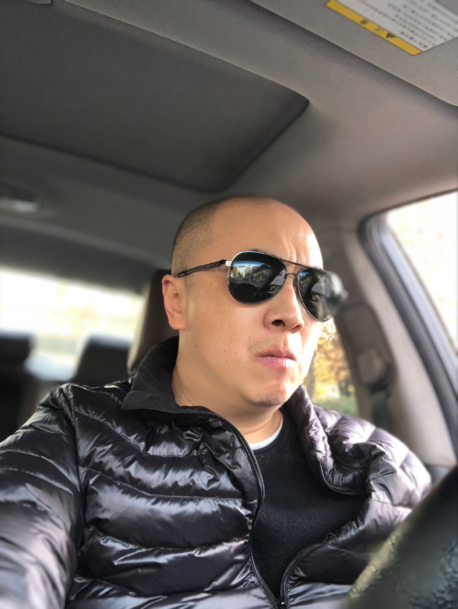 心情不好的时候被手机定时自拍功能摄下的样子.公子小强关注