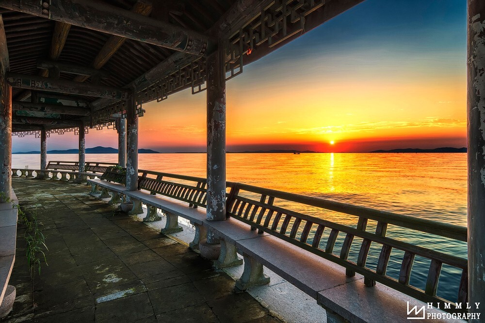 太湖美,美就美在太湖水,太湖的落日,加上长廊,船只,美景如画