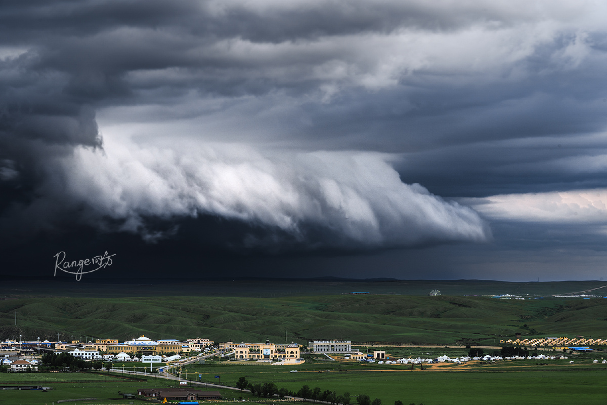 其实风暴也是有生命周期的当十几公里高的雷暴云轰然坍塌时来自万米