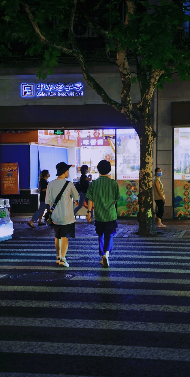 夜晚行人警察