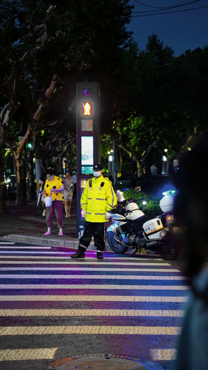 夜晚行人警察
