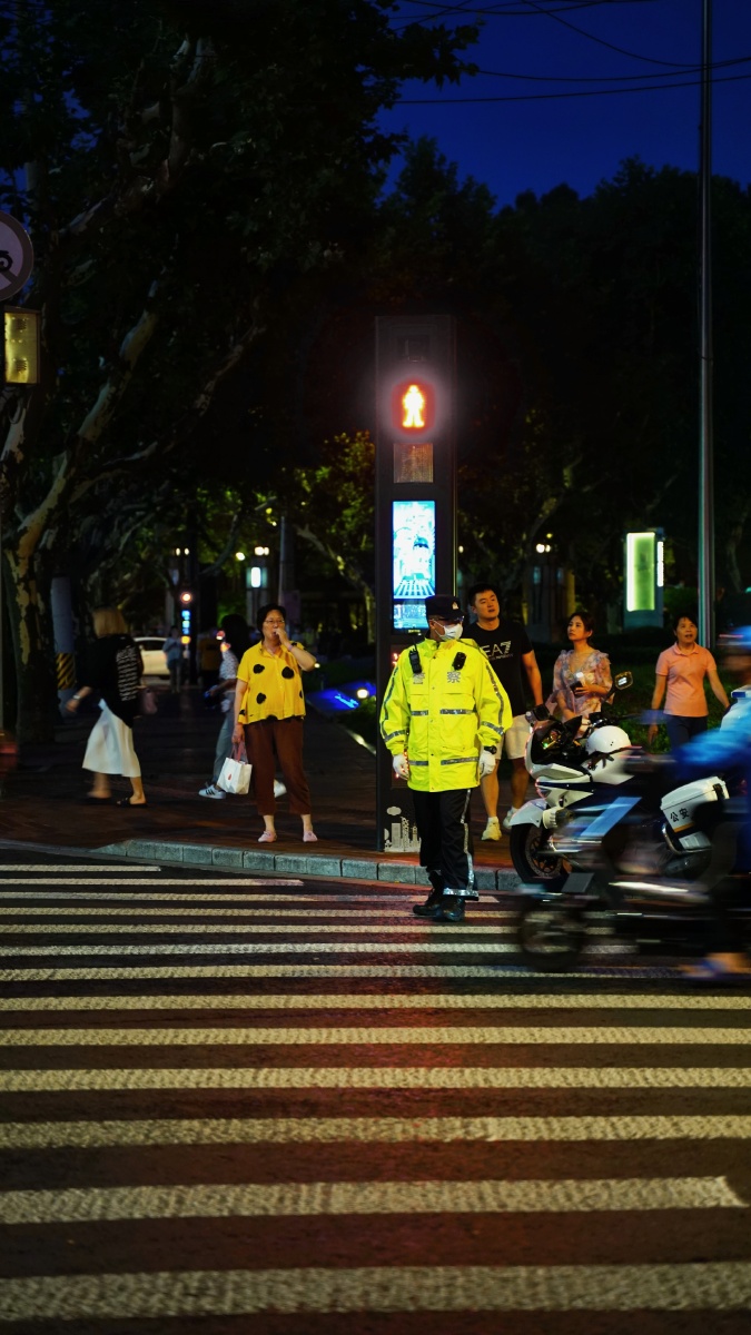 夜晚行人警察