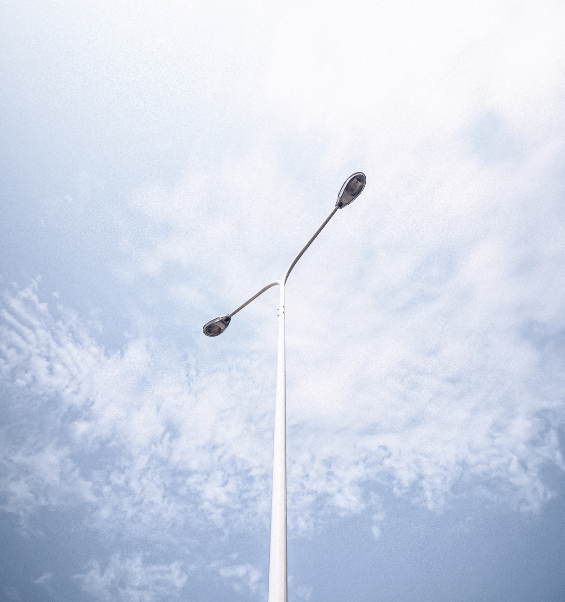 路边随拍淡淡的蓝色简洁的画面给人安静静谧的感觉器材p20pro后期