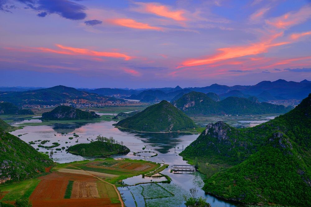 《彩云下的家园》