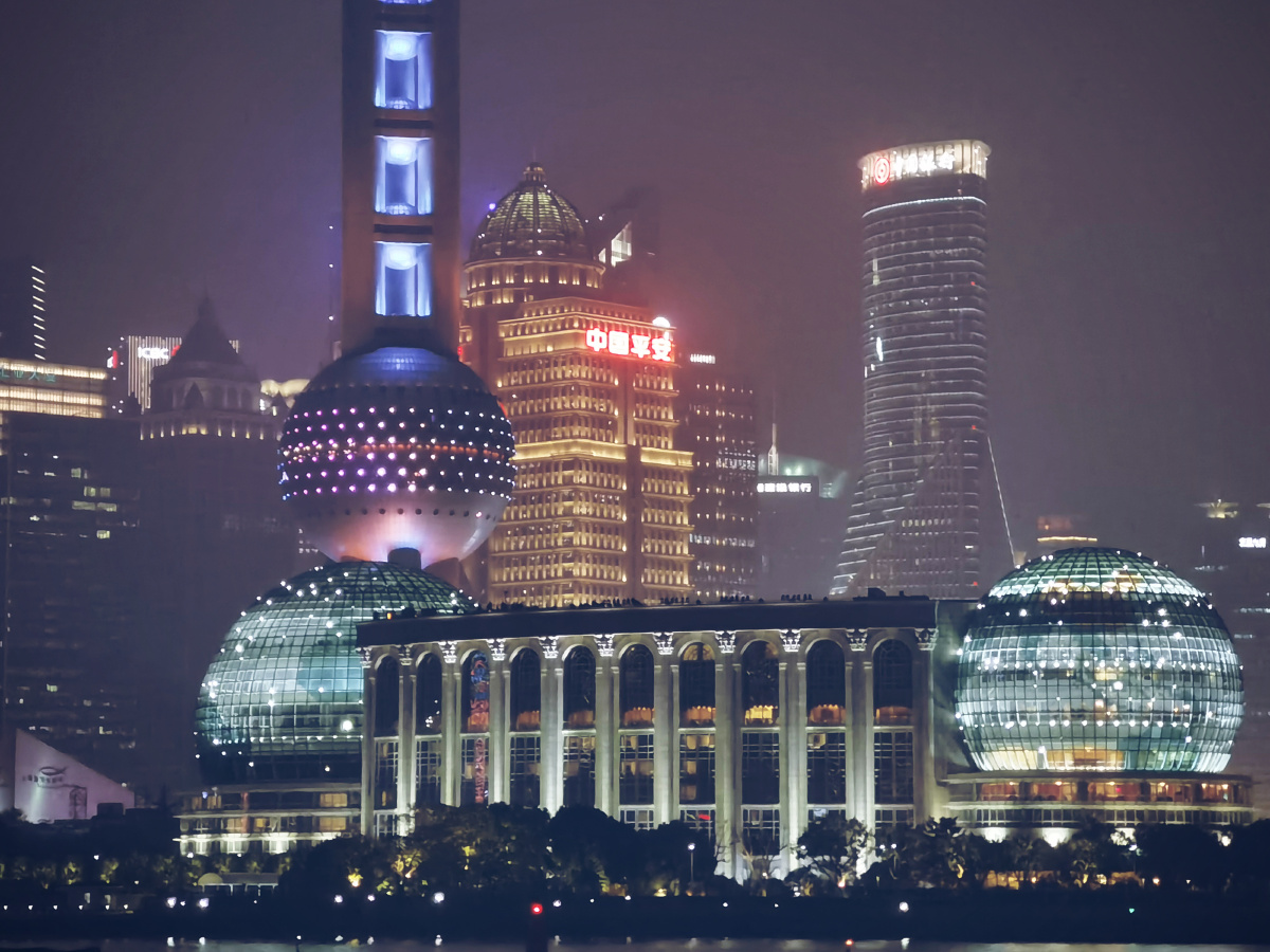 水晶斑驳的上海国际会议中心