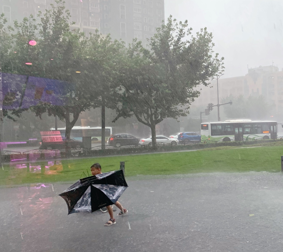 台风利奇马袭来,小孩子的伞被狂风吹烂了