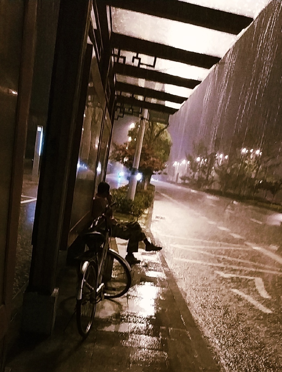 夜跑时突然遭遇的大雨