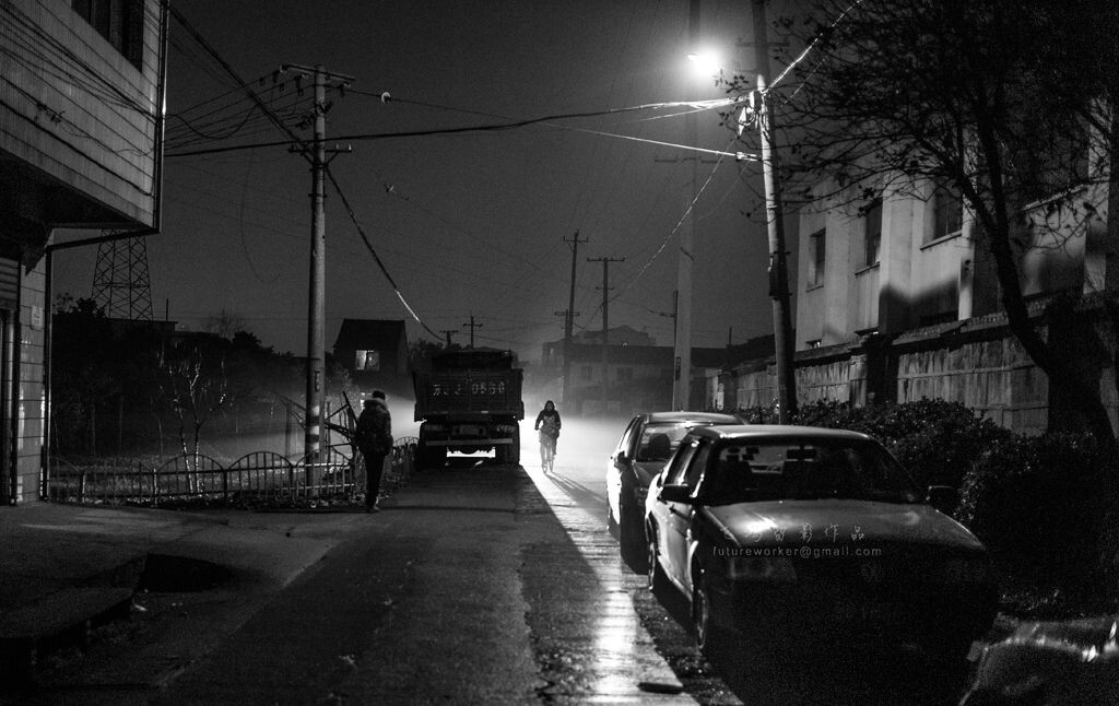 雨夜<br />
Wuxi,China;01/13/2013<br />
LEICA M9;Summilux-M1,4/35mm ASPH<br />
F1.4,1/15s;ISO 800<br />
LR4.2,PS CS5