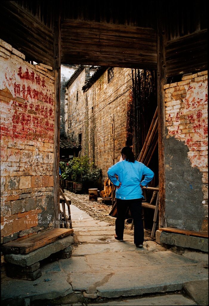 归家的农妇      <br />
Yaoli Ancient Town瑶里古镇,Jingdezhen City,China<br />
03/22/2013 <br />
LEICA M7;Summilux-M1,4/35mm ASPH FLE;Kodak 100D/5285 film;Scan by NIKON COOLSCAN 9000ED