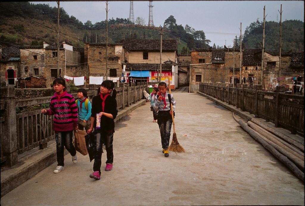 放学后       <br />
Yaoli Ancient Town瑶里古镇,Jingdezhen City,China<br />
03/22/2013 <br />
LEICA M7;Summilux-M1,4/35mm ASPH FLE;Kodak 100D/5285 film;Scan by NIKON COOLSCAN 9000ED