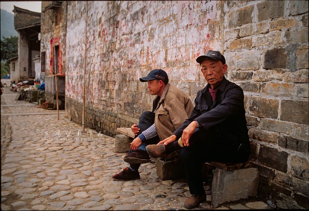 闲聊的村民       <br />
Yaoli Ancient Town瑶里古镇,Jingdezhen City,China<br />
03/22/2013 <br />
LEICA M7;Summilux-M1,4/35mm ASPH FLE;Kodak 100D/5285 film;Scan by NIKON COOLSCAN 9000ED