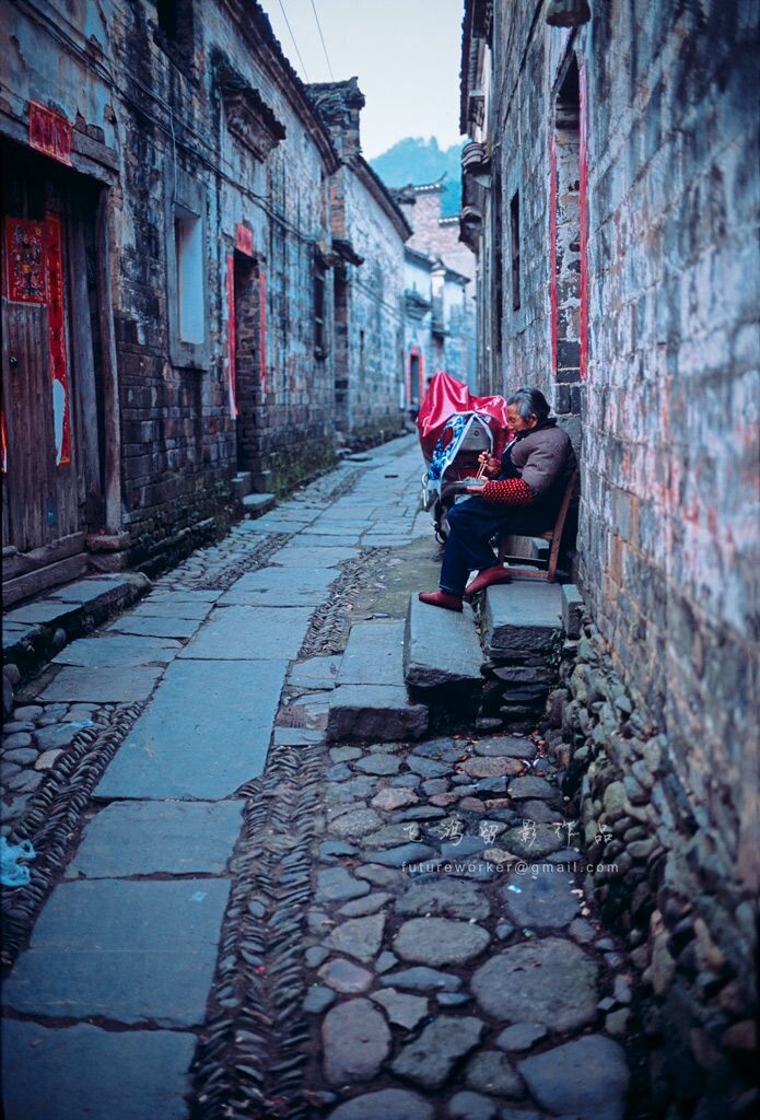 吃晚餐的老人       <br />
Yaoli Ancient Town瑶里古镇,Jingdezhen City,China<br />
03/22/2013 <br />
LEICA M7;Summilux-M1,4/35mm ASPH FLE;Fuji RDP III;Scan by NIKON COOLSCAN 9000ED