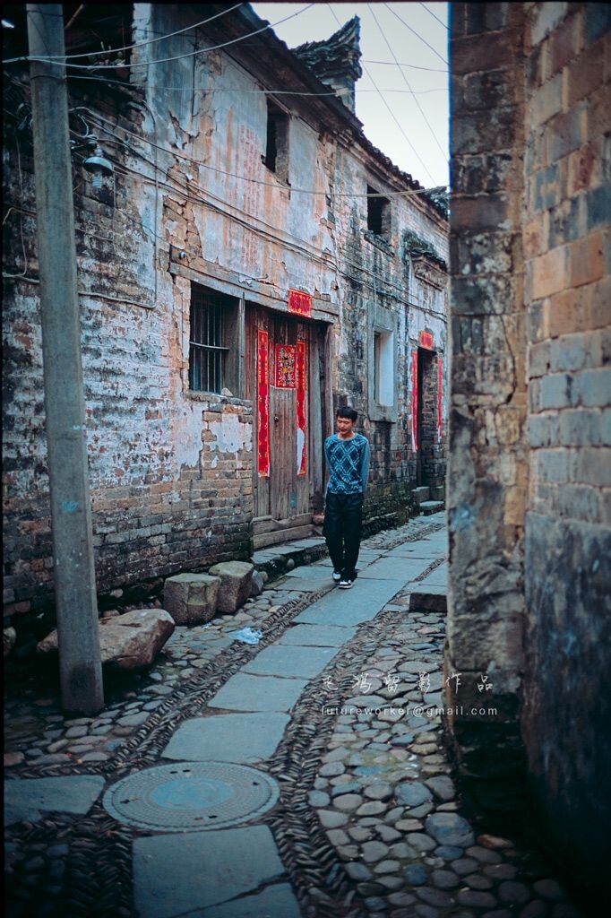 散步的年轻人       <br />
Yaoli Ancient Town瑶里古镇,Jingdezhen City,China<br />
03/22/2013 <br />
LEICA M7;Summilux-M1,4/35mm ASPH FLE;Fuji RDP III;Scan by NIKON COOLSCAN 9000ED
