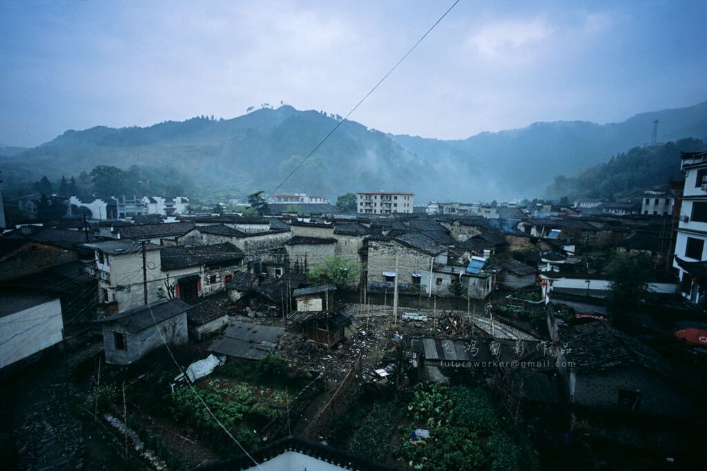 瑶里古镇        <br />
瑶里古镇,03/22/2013 <br />
LEICA M7;Carl Zeiss ZM Distagon T*2,8/15mm;FUJI RDP III;Scan by NIKON COOLSCAN 9000ED