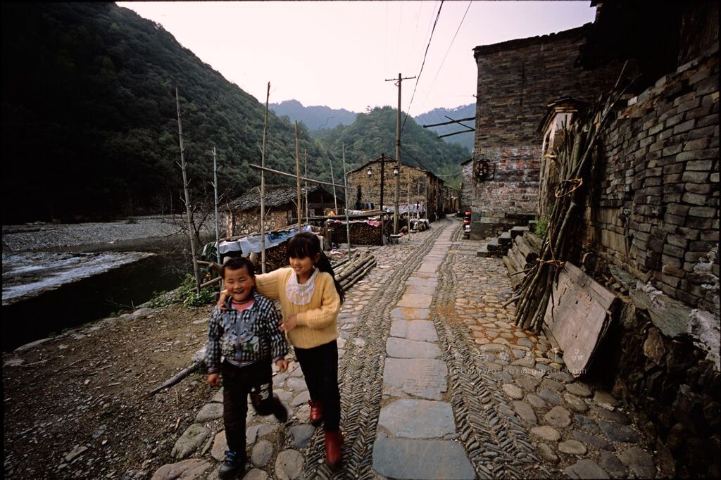 放学后        <br />
瑶里古镇,03/22/2013 <br />
LEICA M7;Carl Zeiss ZM Distagon T*2,8/15mm;Kodak 100D/5285 film;Scan by NIKON COOLSCAN 9000ED