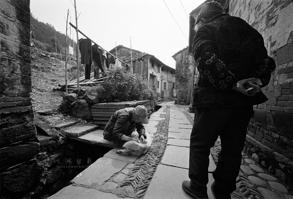 景德镇瑶里古镇<br />
景德镇瑶里古镇，老太太在看老头给狗捉虱子！ LEICA M7；Carl Zeiss ZM Distagon T*2,8/15mm Kodak Trix 400;Nikon Super COOLSCAN 9000ED扫描