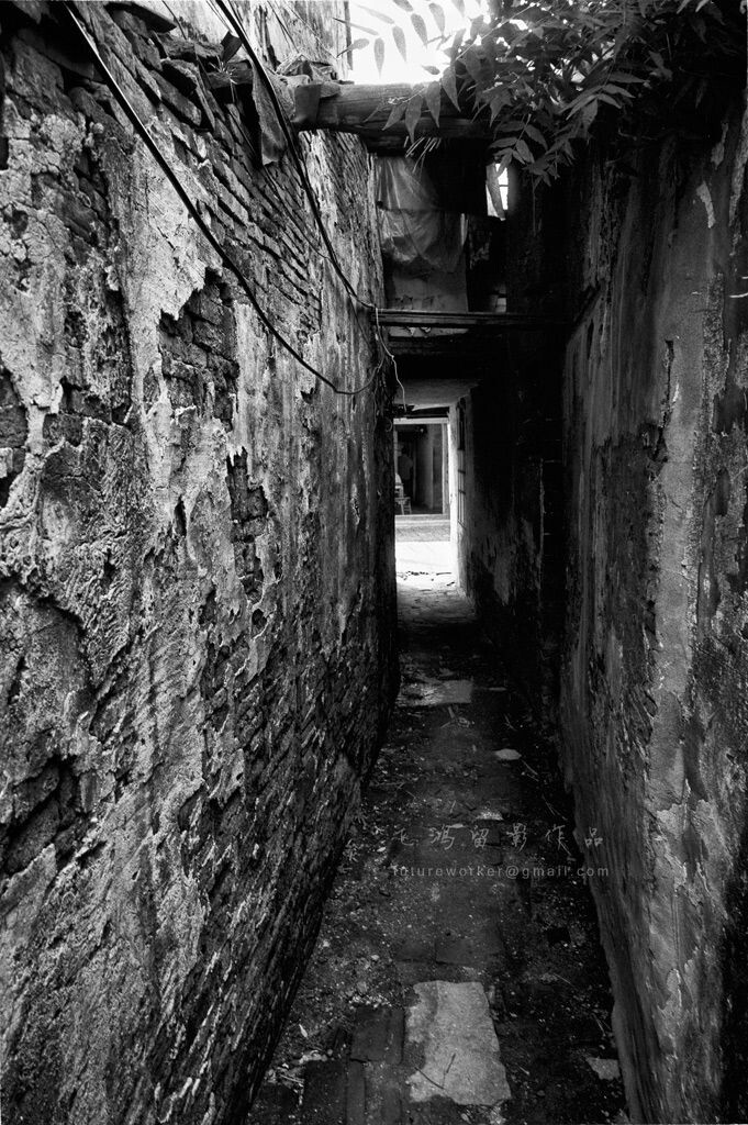 拍摄于无锡清名桥社区。<br />
LEICA M7;Biogon T*2,8/25mm ZM;<br />
FOMAPAN 100;NIKON Super COOLSCAN 9000ED扫描