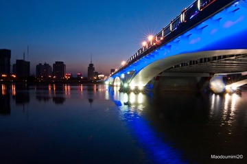 横跨汾河