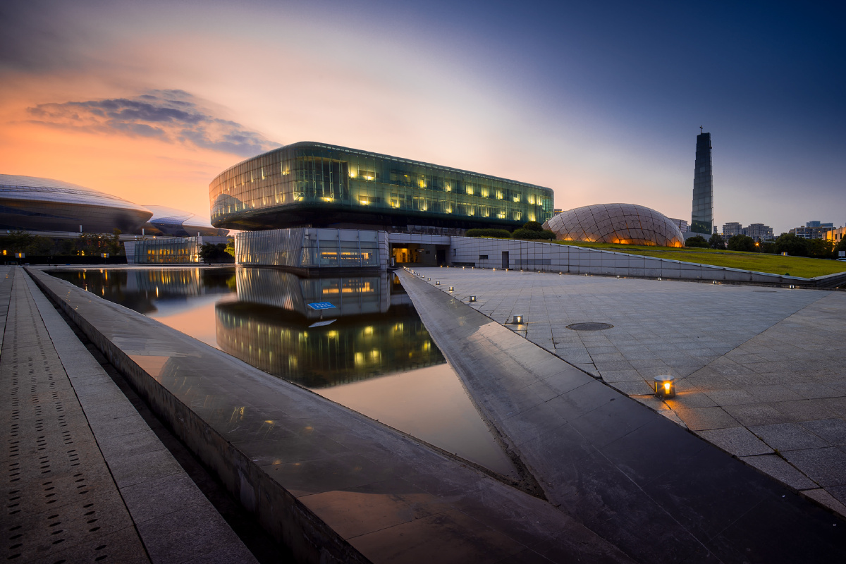 夕阳下的南京河西图书馆