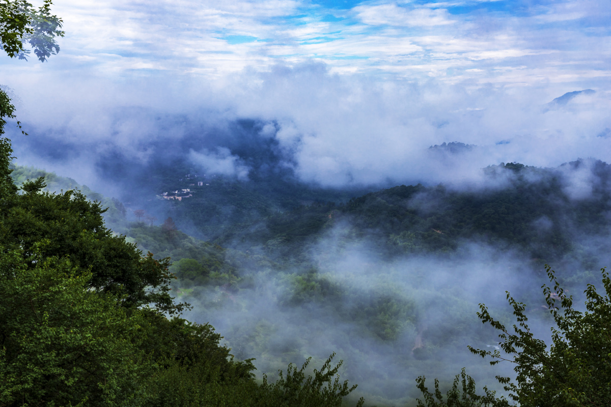 天门山上云雾缭绕雨过天晴美不胜收