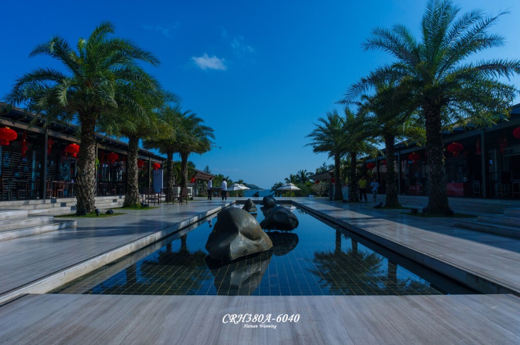 海南万宁石梅湾艾美酒店，非诚勿扰2的取景地之一，一座建造于海滩边上的酒店，酒店大堂正对美丽的石梅湾；从酒店大堂远眺过去可以看到不远处的海岛，视角非常棒。