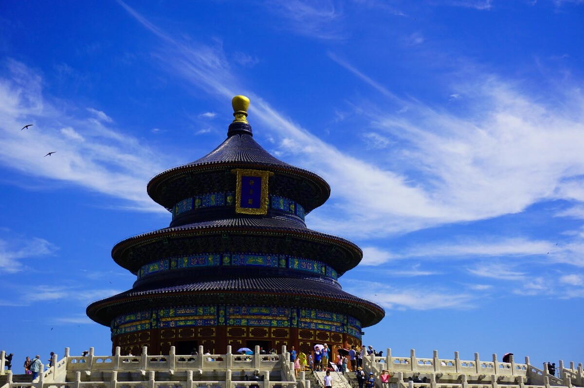 那天的北京，天气真的非常好，天很蓝，风很凉爽；空中飞翔的燕子与这古老的建筑显得协调、自然~