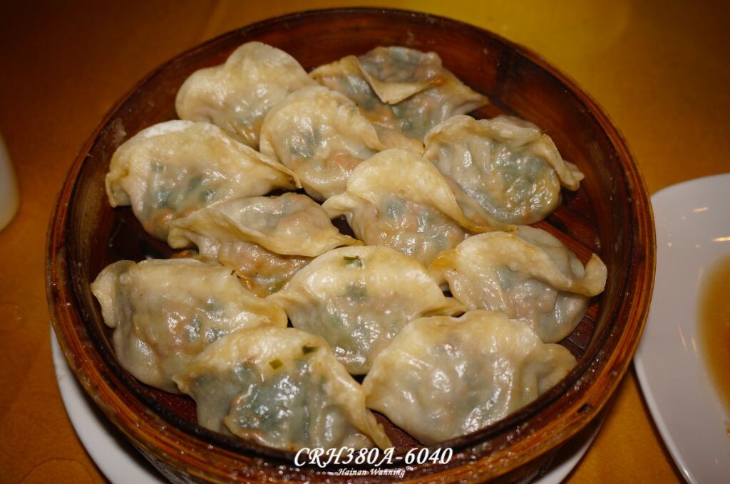 老边饺子馆的百年老馅蒸饺,看着名字很牛逼的感觉,于是就点了,但其实就是普通的韭菜馅的饺子,味道也一般,有点上当的感觉了。