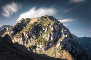 赛里木湖旁的无名山