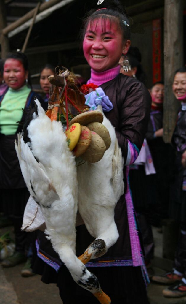 贵州省黔东南侗族同胞过年都有涂抹红脸走亲戚的习俗,寓意新年家家户户红红火火。