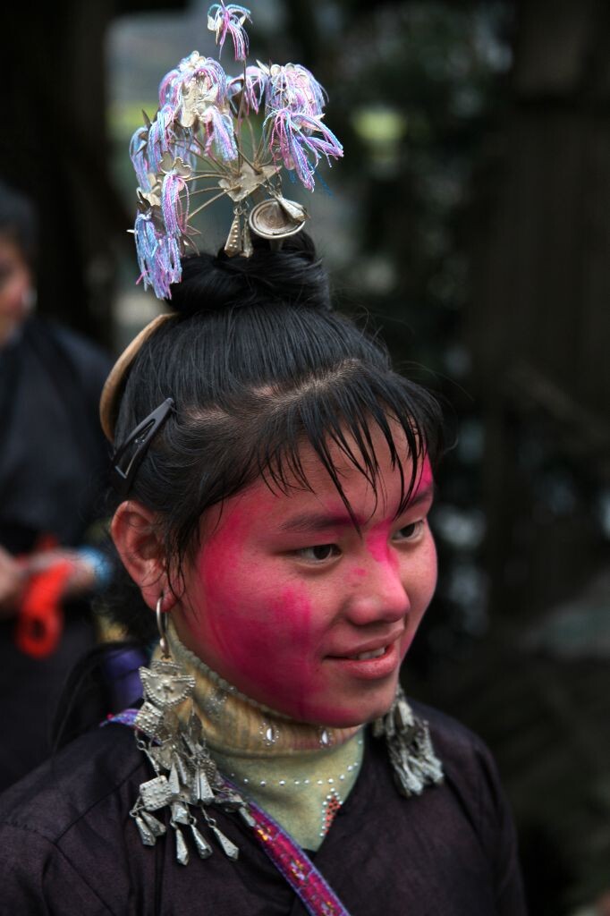 贵州省黔东南侗族同胞过年都有涂抹红脸走亲戚的习俗,寓意新年家家户户红红火火。