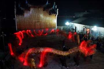 祥龙闹春