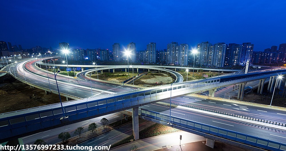 九洲高架快速路西接朝阳大桥，沿九洲大街-南桃花河-水厂路-象湖-何坊西路路径布置，终于洪都南大道，与沿江南大道、抚生南路、桃花南路、施尧路、迎宾大道、井冈山大道（江铃立交）、洪都南大道相交，九洲高架是南昌市首条城市高架快速道路。