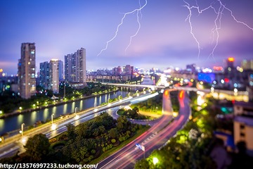 暴雨中的城市