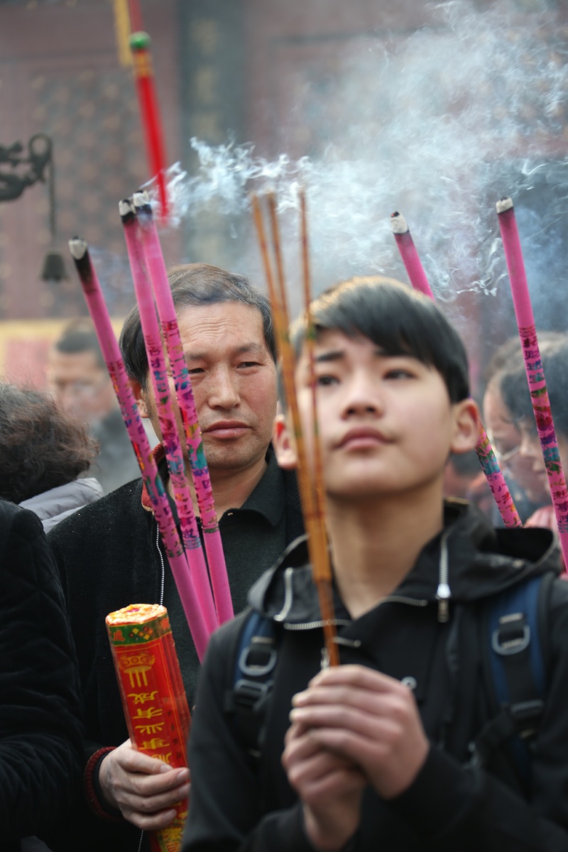 袅袅云烟香初上且叩且拜神仙像罗裙拂去红尘意只求所告莫无妄上香心愿