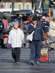 老人买菜 2015年2月27日北京东城区龙潭湖公园地区早市 老人买菜 (2)