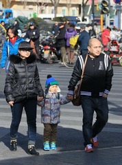 老人买菜 2015年2月27日北京东城区龙潭湖公园地区早市 老人买菜 (3)