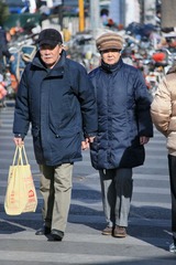 老人买菜 2015年2月27日北京东城区龙潭湖公园地区早市 老人买菜 (4)