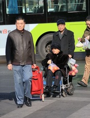 老人买菜 2015年2月27日北京东城区龙潭湖公园地区早市 老人买菜 (5)