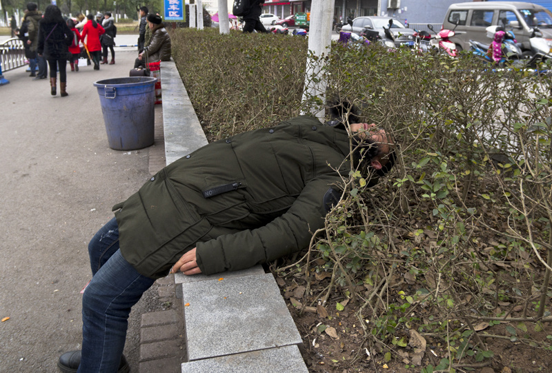 醉卧街头君莫笑