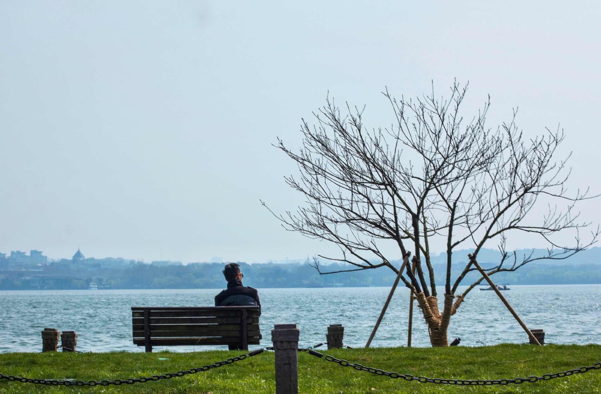 单只身影在熙熙攘攘背景中显得格外突出,尤其是自在的那种