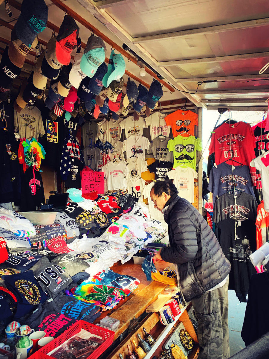 万象·华盛顿圣诞节当天,仍在白宫附近摆摊卖杂货的广东籍小贩阿强叔.