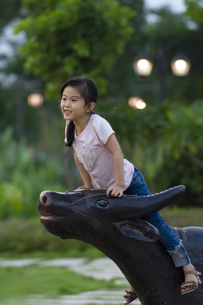 周末的傍晚,带女儿到小公园玩,拍到女儿自由自在开心玩耍的