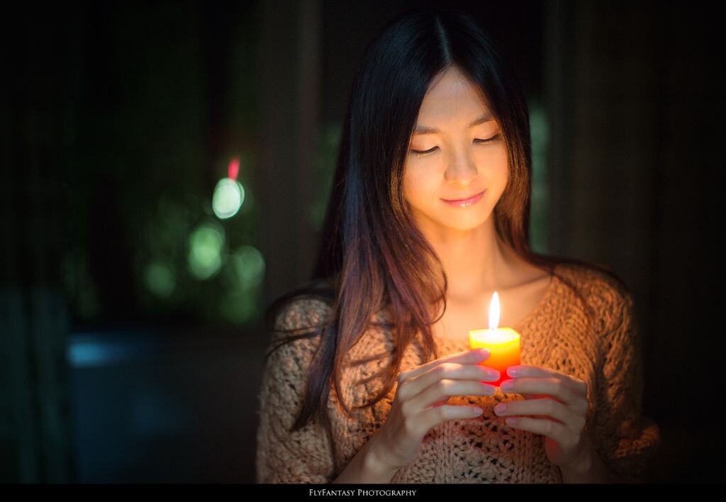 我是有多么的喜爱弱光下的拍摄，柔弱的火光照亮了黑暗，让人觉得心中很温馨。
