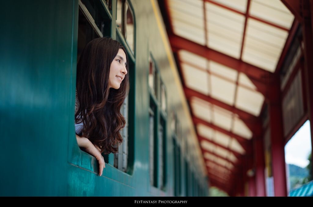 我对火车有着一种特别的好感，特别喜欢聆听车轮撞击铁轨的“咔嗒”声，特别喜欢空气中弥漫的油烟味。现在高铁已经普及，已经很少能体会到当年的感觉了。在这个火车博物馆，陈年的记忆似乎被唤醒，孩提时代趴在火车窗看着窗外飞逝景色的场景，历历在目。拍摄于香港大埔火车博物馆