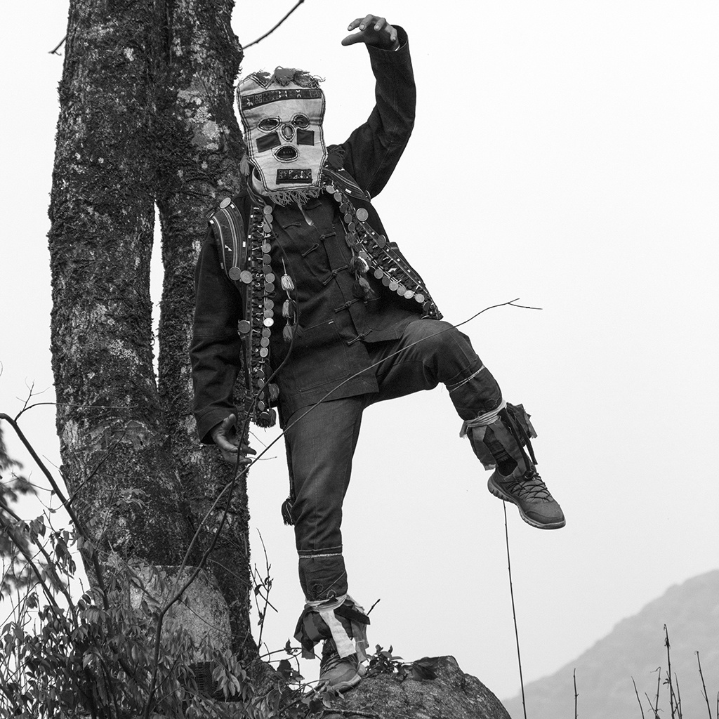 表演猴面舞的哈尼人