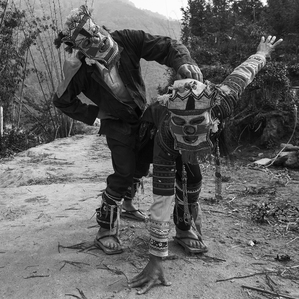 表演猴面舞的哈尼人