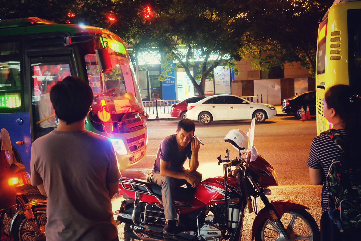 等候生意的摩的司机