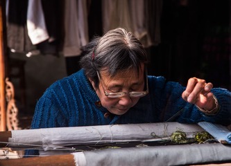 岁月不只雕刻皱纹，还染了白了头发